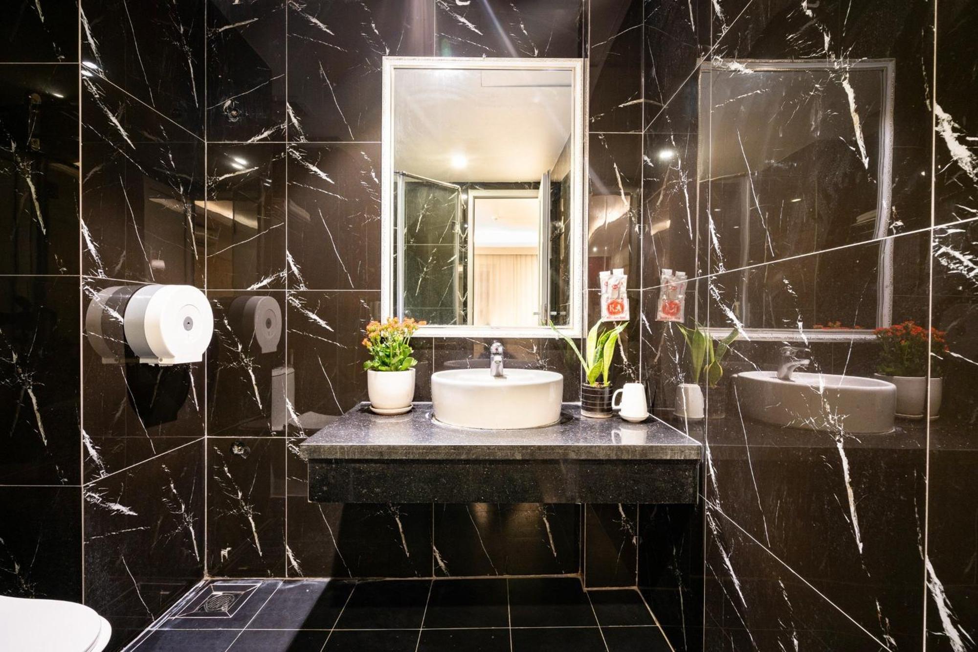 Kieu Anh Hotel - 81 Trung Kinh - By Bay Luxury ハノイ市 エクステリア 写真