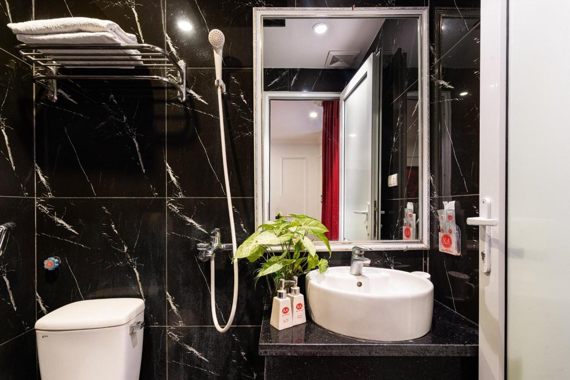 Kieu Anh Hotel - 81 Trung Kinh - By Bay Luxury ハノイ市 エクステリア 写真