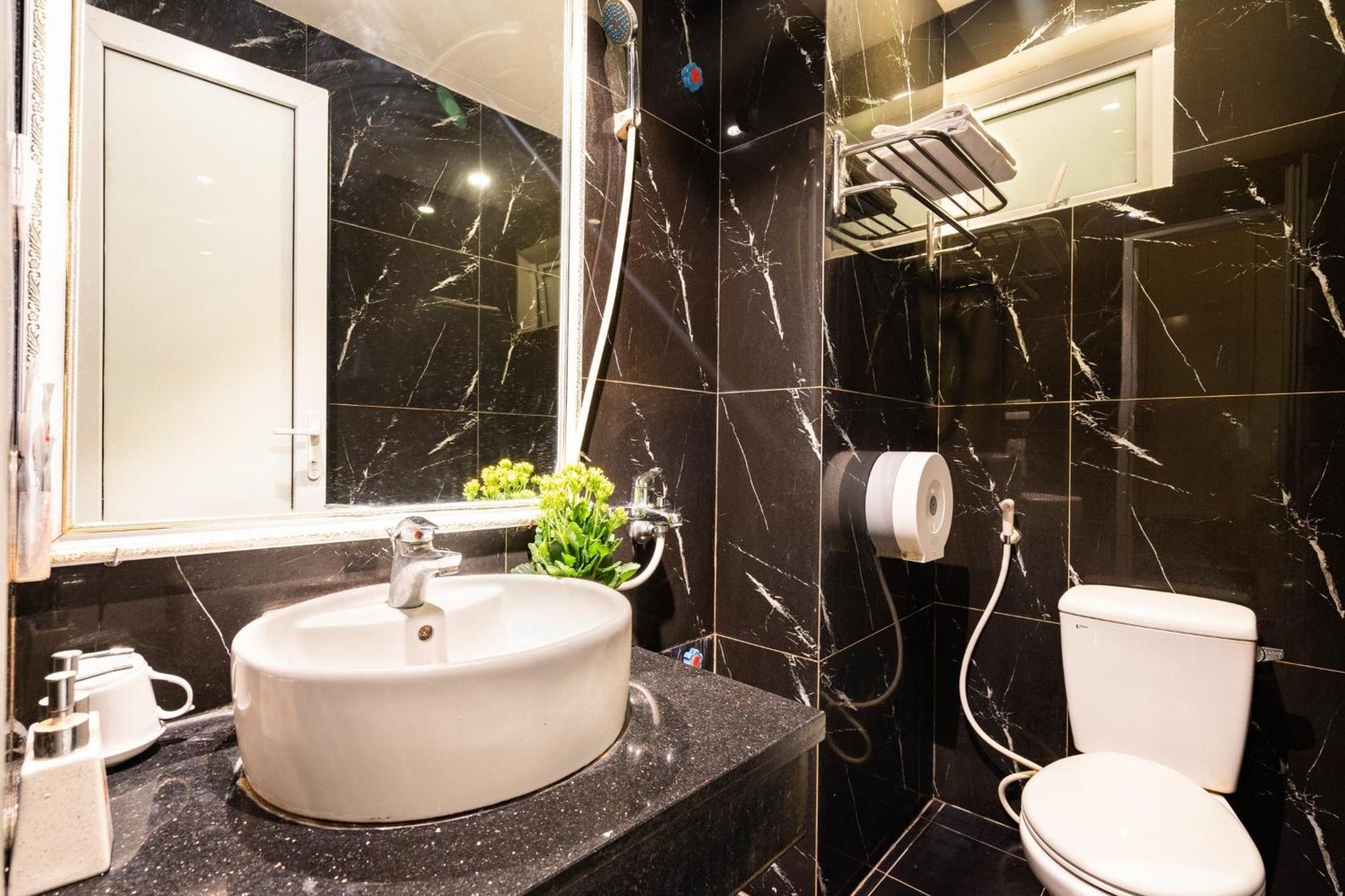 Kieu Anh Hotel - 81 Trung Kinh - By Bay Luxury ハノイ市 エクステリア 写真